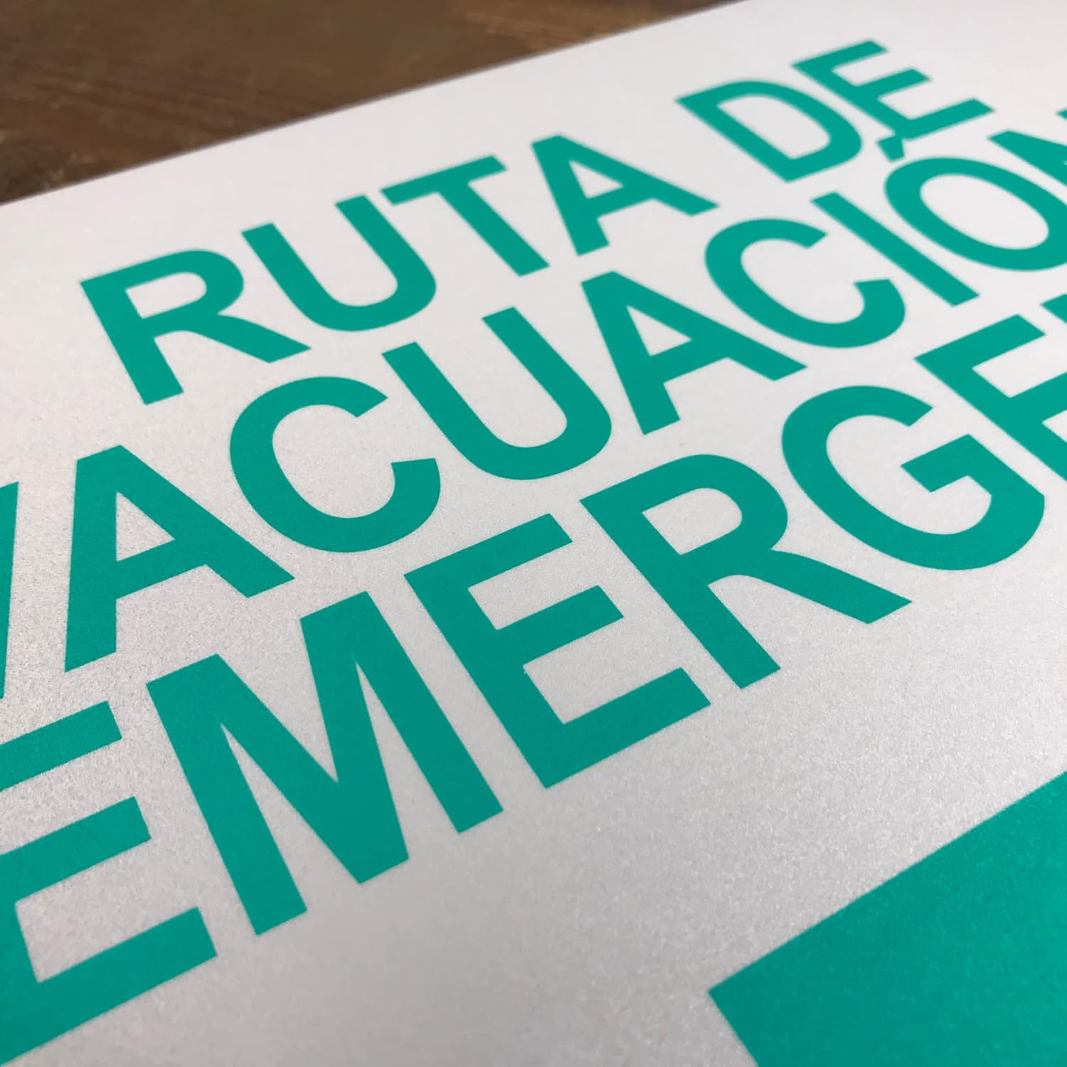 TRADESAFE Emergency Evacuation Route Arrow Right Sign – Ruta De Evacuación De Emergencia Spanish Sign, Quick Install, Light Reflective, UV-Resistant, Waterproof, 14” X 10” Aluminum Safety Signs
