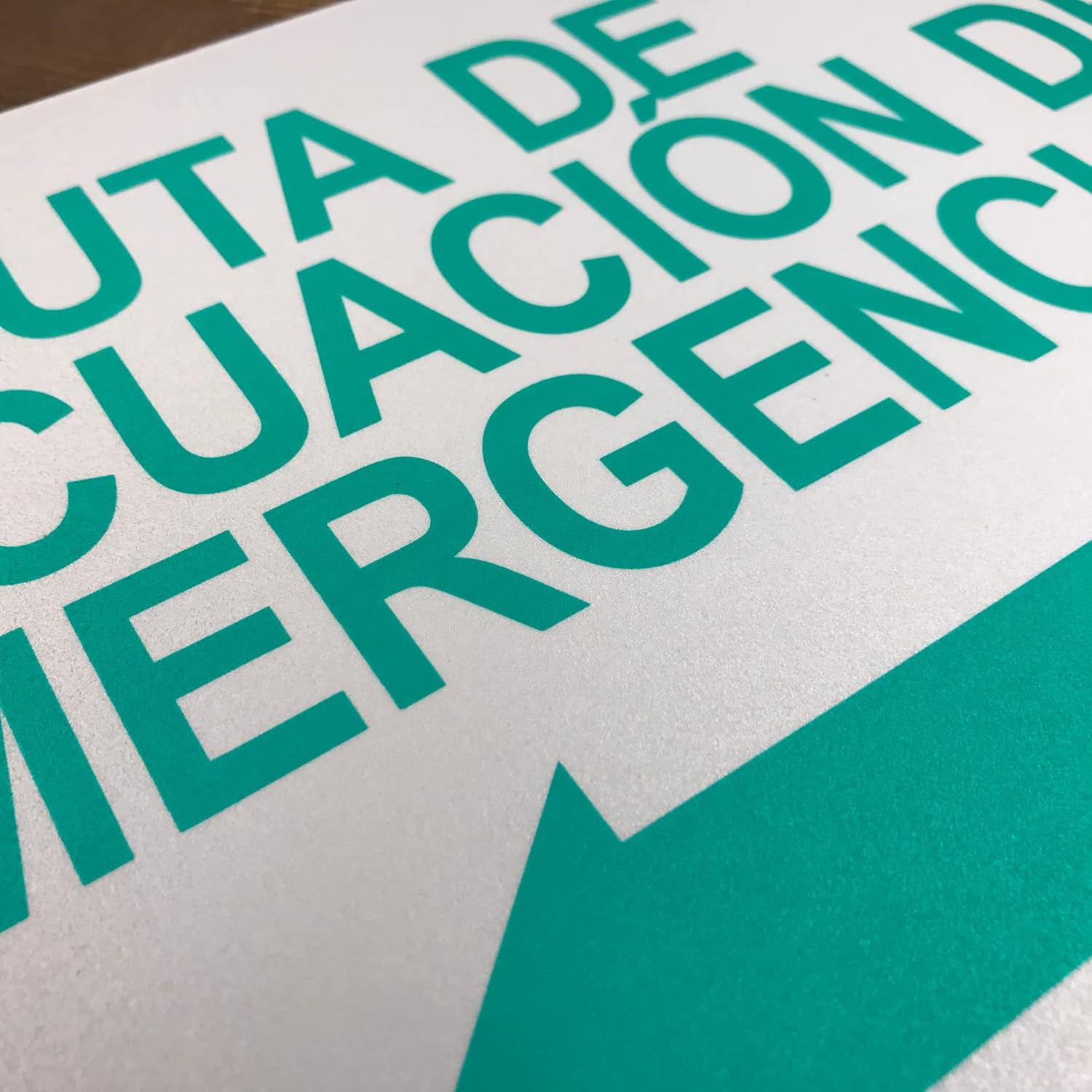 TRADESAFE Emergency Evacuation Route Arrow Left Sign – Ruta De Evacuación De Emergencia Spanish Sign, Quick Install, Light Reflective, UV-Resistant, Waterproof, 14” X 10” Aluminum Safety Signs