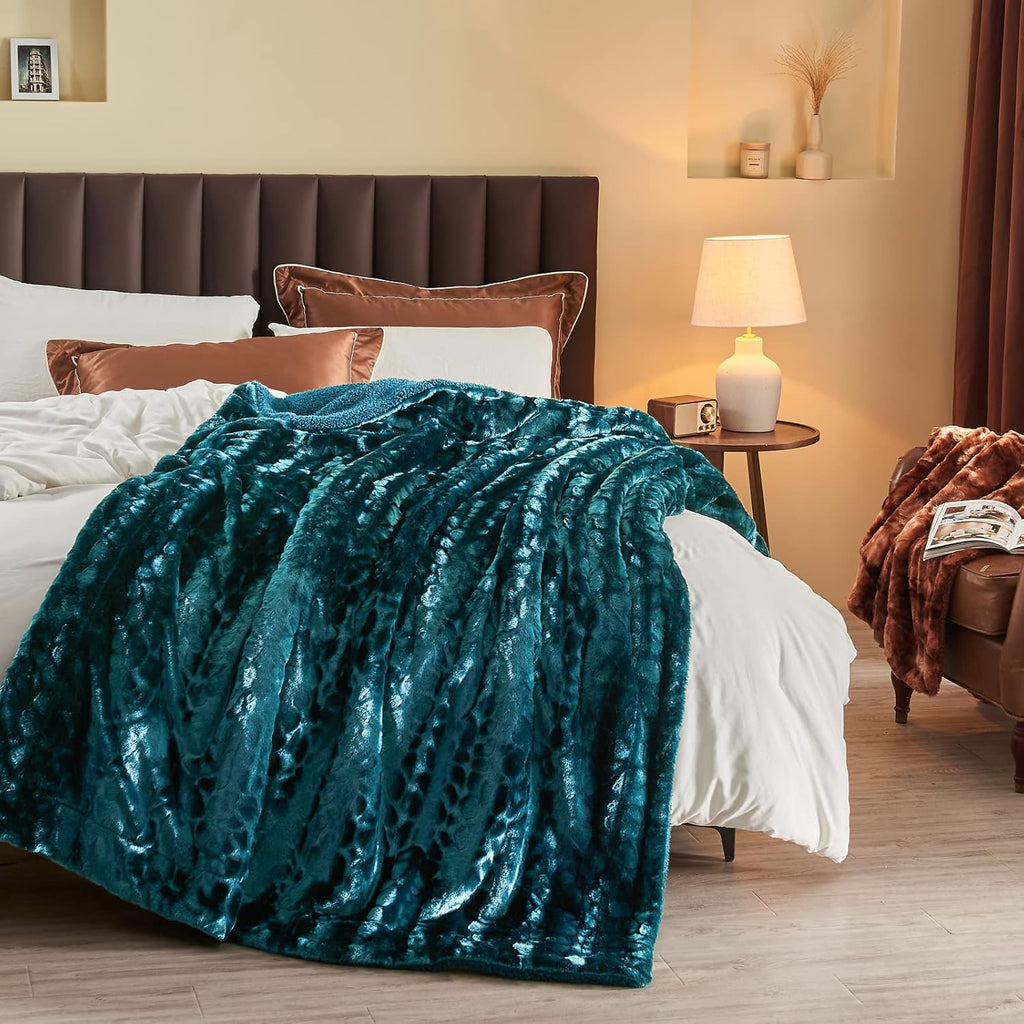 NEWCOSPLAY Super Soft Faux Fur Blanket Twin Size Dark Teal Sherpa Fuzzy Plush Warm Blanket for Sofa Bed (Dark Teal, Twin(60"x80"))
