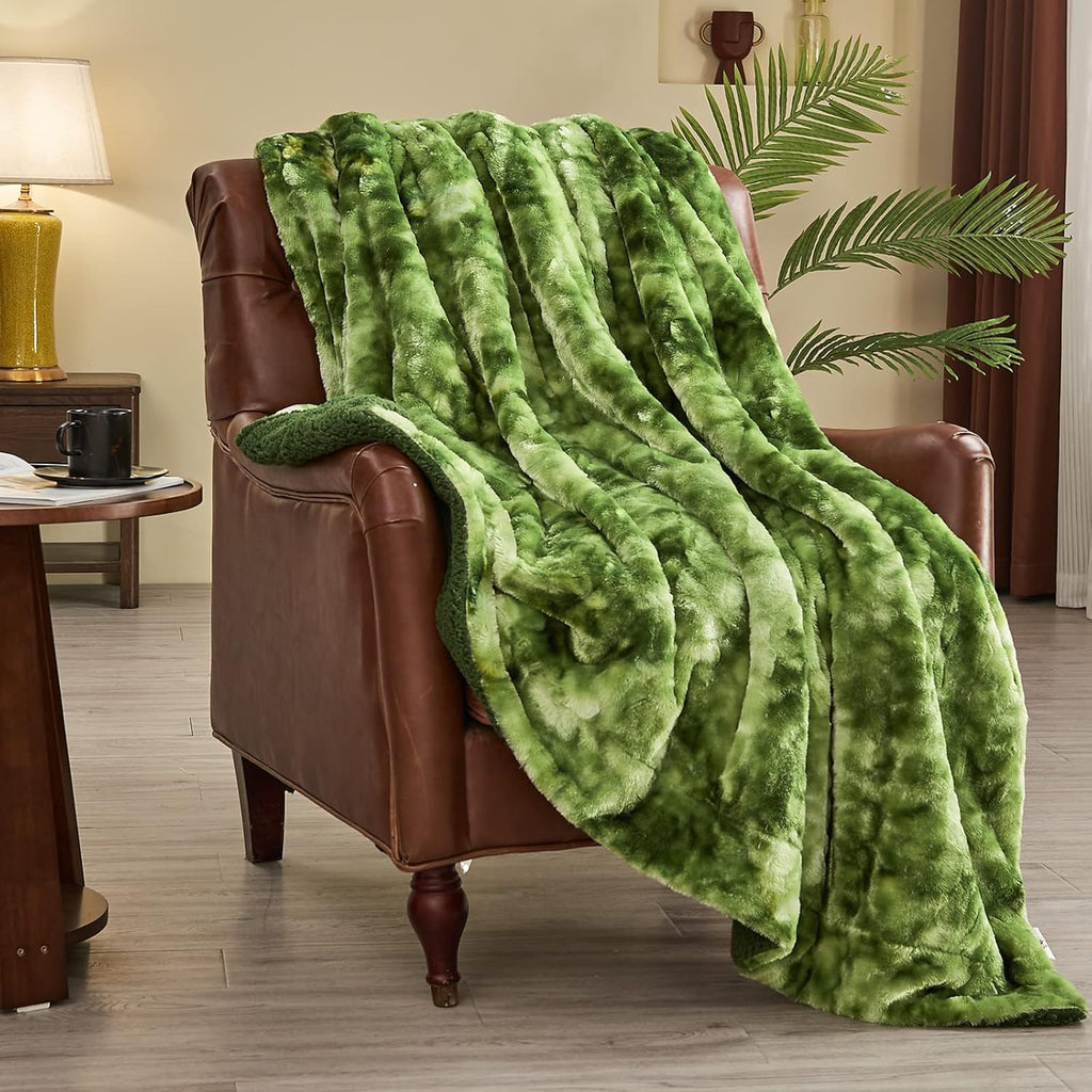 NEWCOSPLAY Super Soft Faux Fur Throw Blanket for Couch Green Sherpa Fuzzy Plush Warm Blanket for Sofa Bed (Green, Throw(40"x50"))